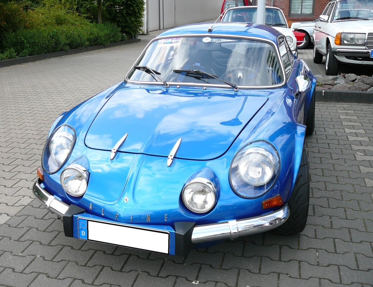 Alpine Renault A110, produziert von 1962 bis 1977. Während seiner Produktionszeit beherrschte der A110 die Rallyepisten der Welt. Der bereits 1961 vorgestellte A110 war anfangs mit einem getunten Motor aus dem Renault 8 ausgerüstet. Im Heck des Wagens war ein 4-Zylinderreihenmotor verbaut, die Anfangs mit 1.0l Hubraum auskommen mussten. Später gab es Motorversionen mit 1.296 cm³ und 1.565 cm³. Dieser 1600 wird von einem im Heck verbauten Vierzylinderreihenmotor mit mit einem Hubraum von 1565 cm³ angetrieben. Die 138 PS verleihen der Flunder aus Dieppe zu einer Höchstgeschwindigkeit von 215 km/h. Prinz Friedrich Oldtimertreffen im Mai 2015.
