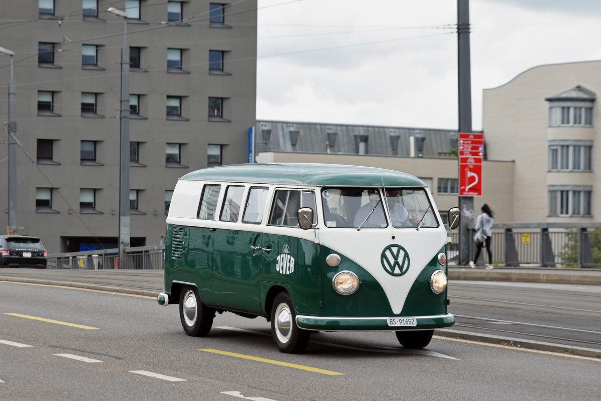 Alter VW Bus überquert die Münchensteinerbrücke. Die Aufnahme stammt vom 26.04.2018.