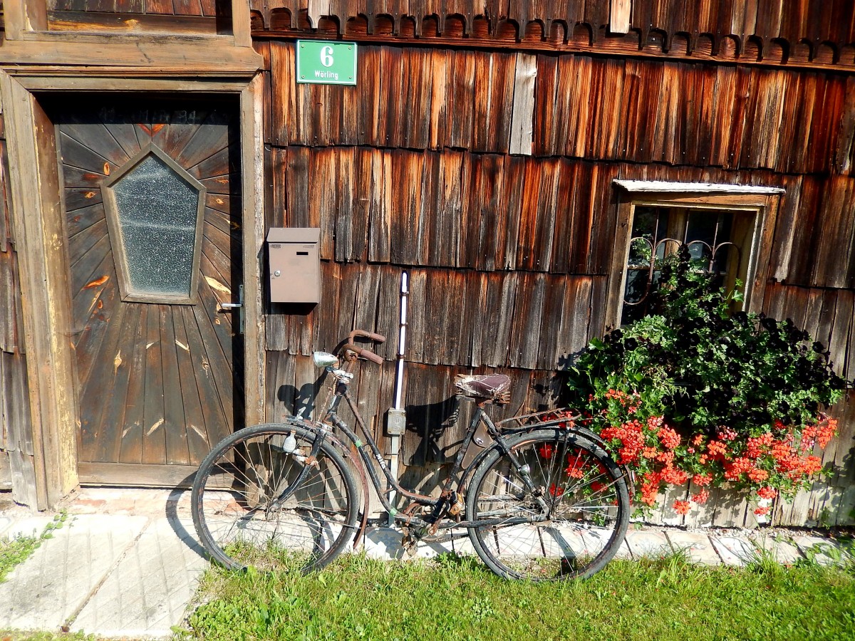 Altes Fahrrad vor nostalgischem Hauseingang; 140906