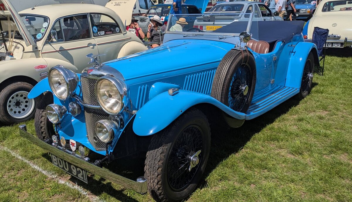 Alvis Speed 20 SD Tourer. Zwischen 1932 und 1936 verlie�en 1165 solcher viersitziger Touren-Sportwagen das Werk der Alvis Car and Engineering Company in Coventry. Das Modell war mit 2.5, 2.8 und 3.5 Liter Hubraum lieferbar. Der gezeigte Wagen ist mit dem 2762 cm� gro�en Sechszylinderreihenmotor ausger�stet, der eine Leistung von 88 PS an die Hinterachse weiter gibt. Dieser  Speed 20 Tourer  wurde im Januar 1936 erstmalig zum britischen Stra�enverkehr zugelassen. Abergavenny Steam and Vintage Show am 27.05.2023.