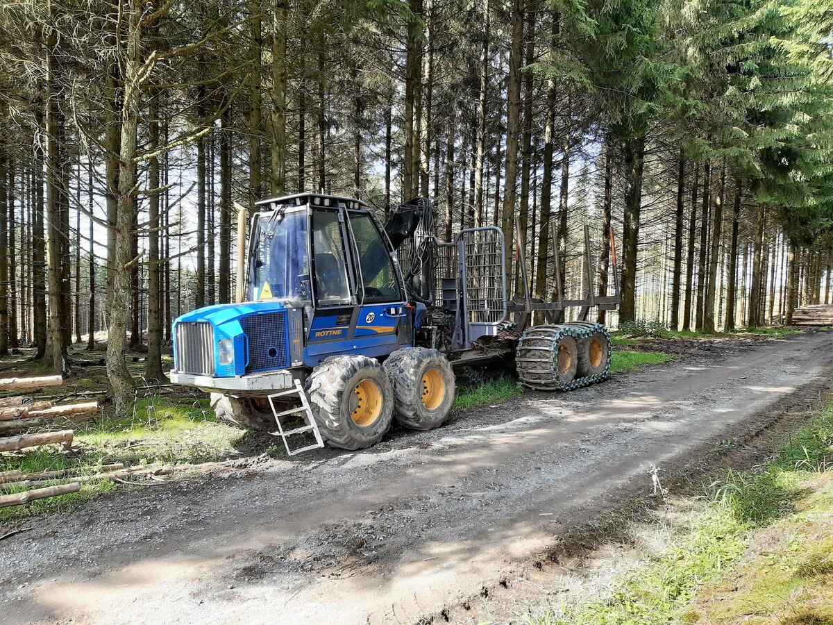 Am 18.07.2021 hatte diese Forstmaschine (Harvester) Rottne F15 Ruhepause bei Borkenkäfer-Holzarbeiten im Arnsberger Wald im Bereich  Ochsenkopf .