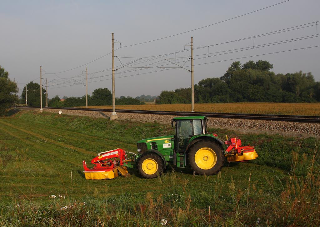 Am 23.8.2013 mhte dieser schwere John Deere Traktor 6535 mit
zwei Mhwerken eine Wiese an der Bahnstrecke Kolin - Pardubitz
bei Lhota.