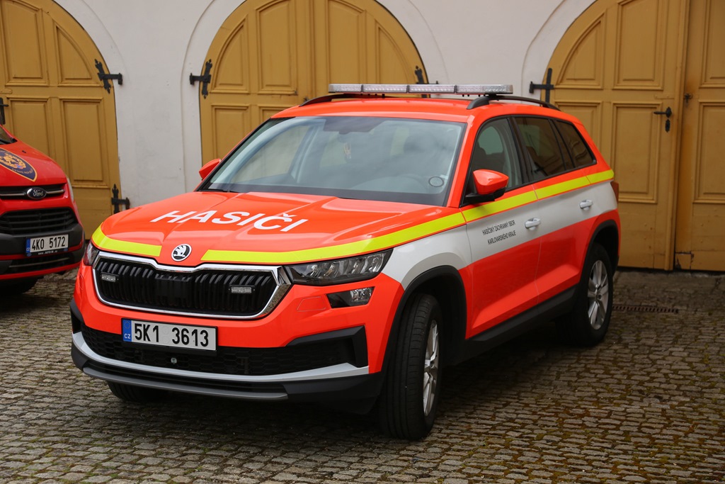 Am 28.04.2024 stellte die Feuerwehr des Kreises Karlsbad einige Fahrzeuge an der Burg in Becov nad Teplou in Tschechien aus. Dazu gehörte auch dieser Skoda SUV.