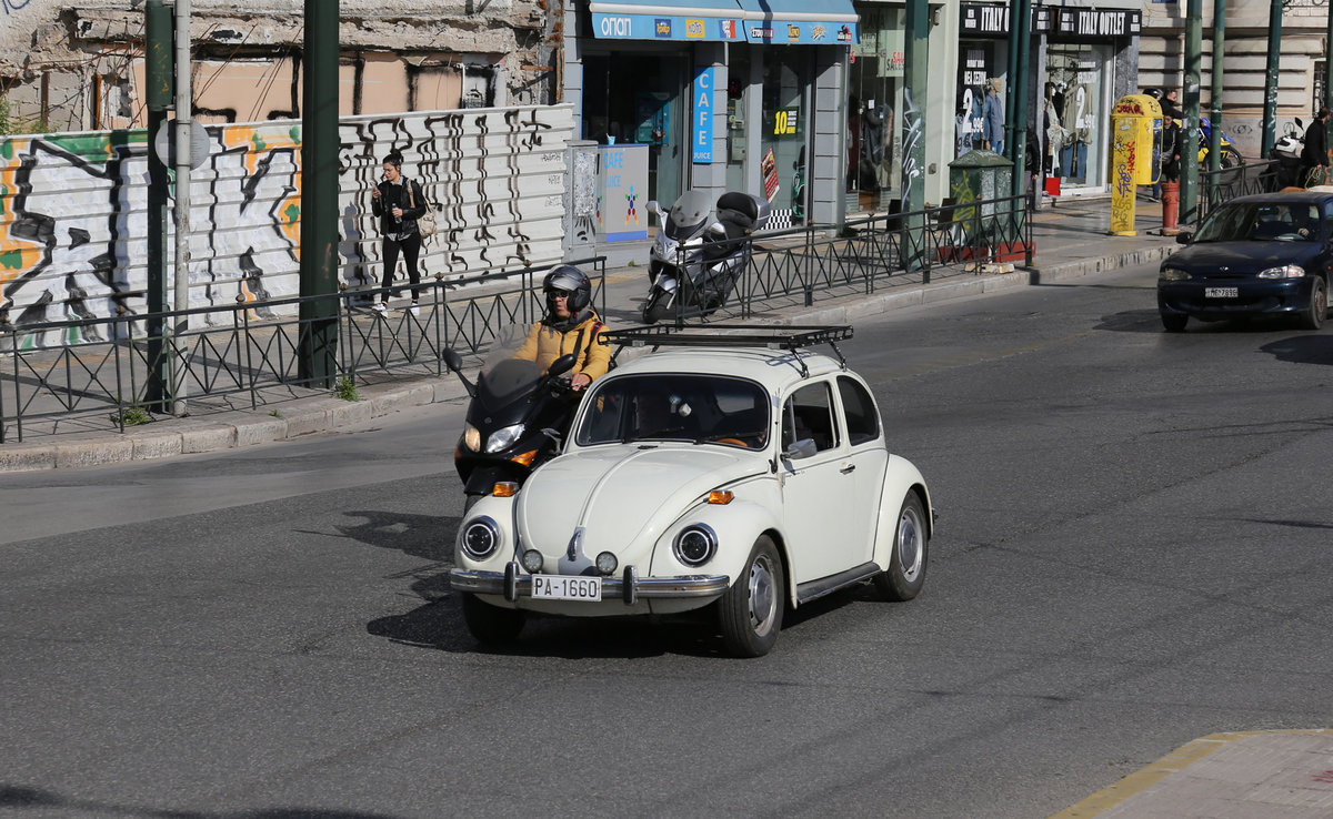 Am 6.3.2020 war dieser weiße VW Käfer nahe dem Hadrian Tor in Athen unterwegs. Aus meiner Sicht ist es aber schade, dass der Fahrzeugbesitzer dem alten Auto moderne LED Beleuchtung verpasst hat