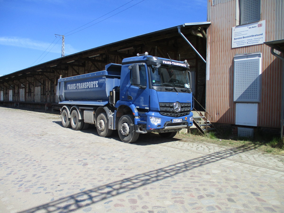 Am ehemaligen Güterboden in Stralsund stand,am 18.April 2020,dieser Mercedes Benz Kipper.