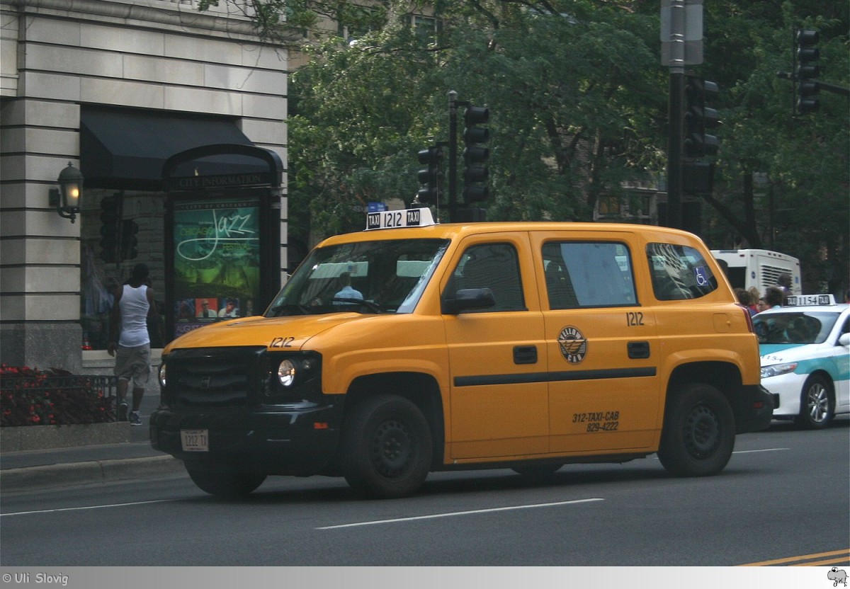 AM General / Vehicle Production Group (VPG) MV-1 Taxi der Gesellschaft  Yellow Cab , aufgenommen am 26. August 2013 in Chicago, Illinois / USA.