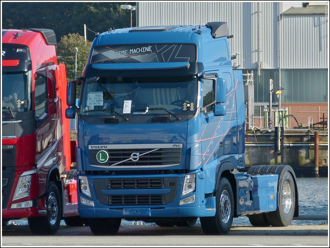 Am Hafen in Kiel wartet diese neue Volvo FH Sattelzugmaschine, darauf abgeholt zu werden, das Foto wurde am 16.09.2013 durch den Zaun aufgenommen.