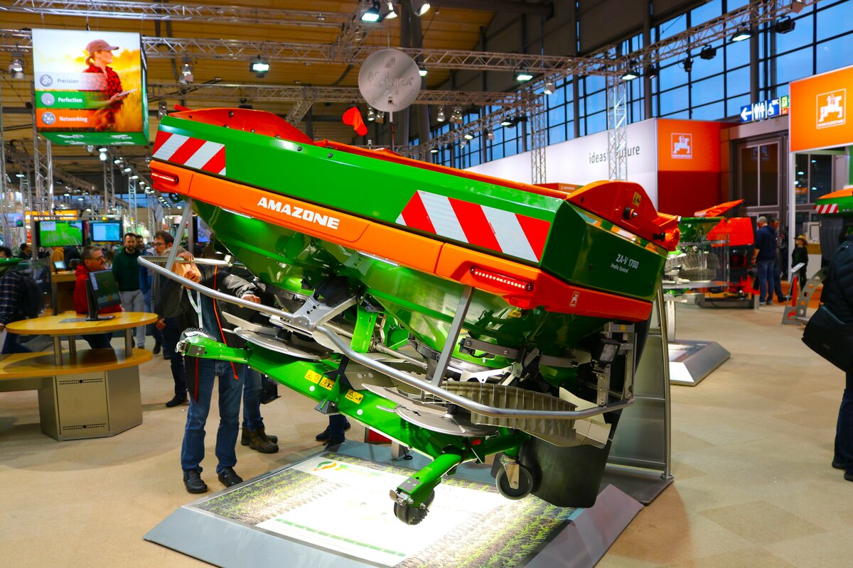Amazone ZA-V 17000 Streuer am 18.11.23 auf der Agritechnica 2023 in Hannover