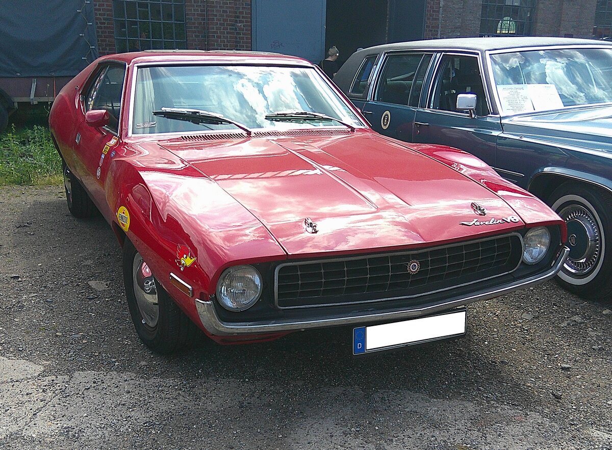 AMC Javelin SST aus dem Jahr 1972 im Farbton trans am red. Den 1972´er Javelin gab es in der Ausstattungsvarianten SST, wie hier abgelichtet, sowie in der noch sportlicheren AMX Variante. Der Kunde konnte zwischen etlichen Motorisierungen in der Bandbreite von einem 3.8l Sechszylinderreihenmotor bis zum 6.6l V8-Motor w�hlen. 18. Oldtimerfestival an der  Alten Dreherei  in M�lheim an der Ruhr am 21.06.2026. 