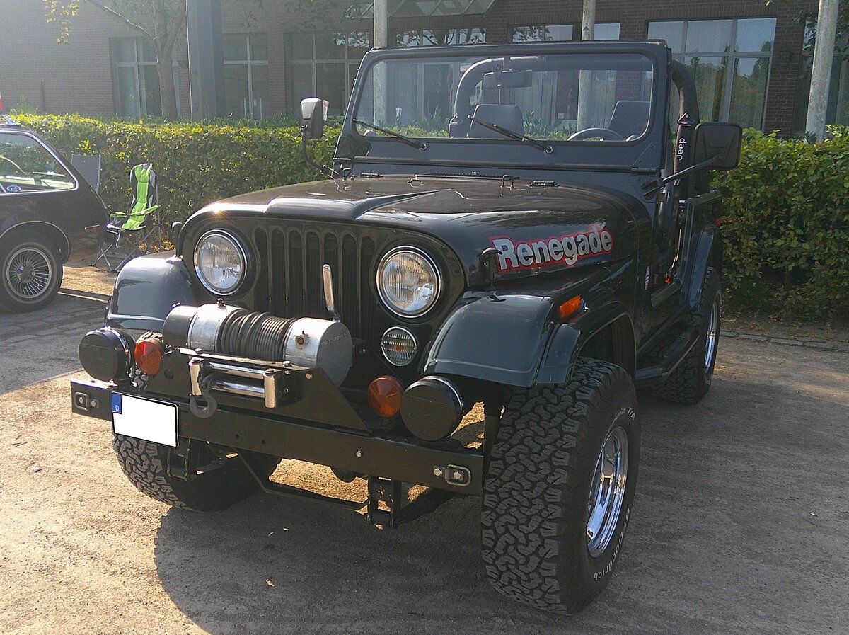 AMC Jeep CJ7 Renegade. Der Jeep CJ-7 Renegade, lief von 1976 bis 1986 bei AMC vom Band. Das CJ steht �brigens f�r C ivilian J eep. Gegen�ber dem  normalen  CJ hat er verbreiterte Kotfl�gel, bequemere Sitze, verschiedene Dekor-Aufkleber auf der Motorhaube und den Seitenteilen und ein sportliches Lederlankrad. Er war mit etlichen Vierzylinderreihen- Sechszylinderreihen- und V8-Motren lieferbar. Topmotorisierung ist der 304 cui (4981 cm�) V8-Motor mit einer Leistung von 150 PS. Oldtimertreffen Nordstern Klassik in Gelsenkirchen am 16.08.2026.