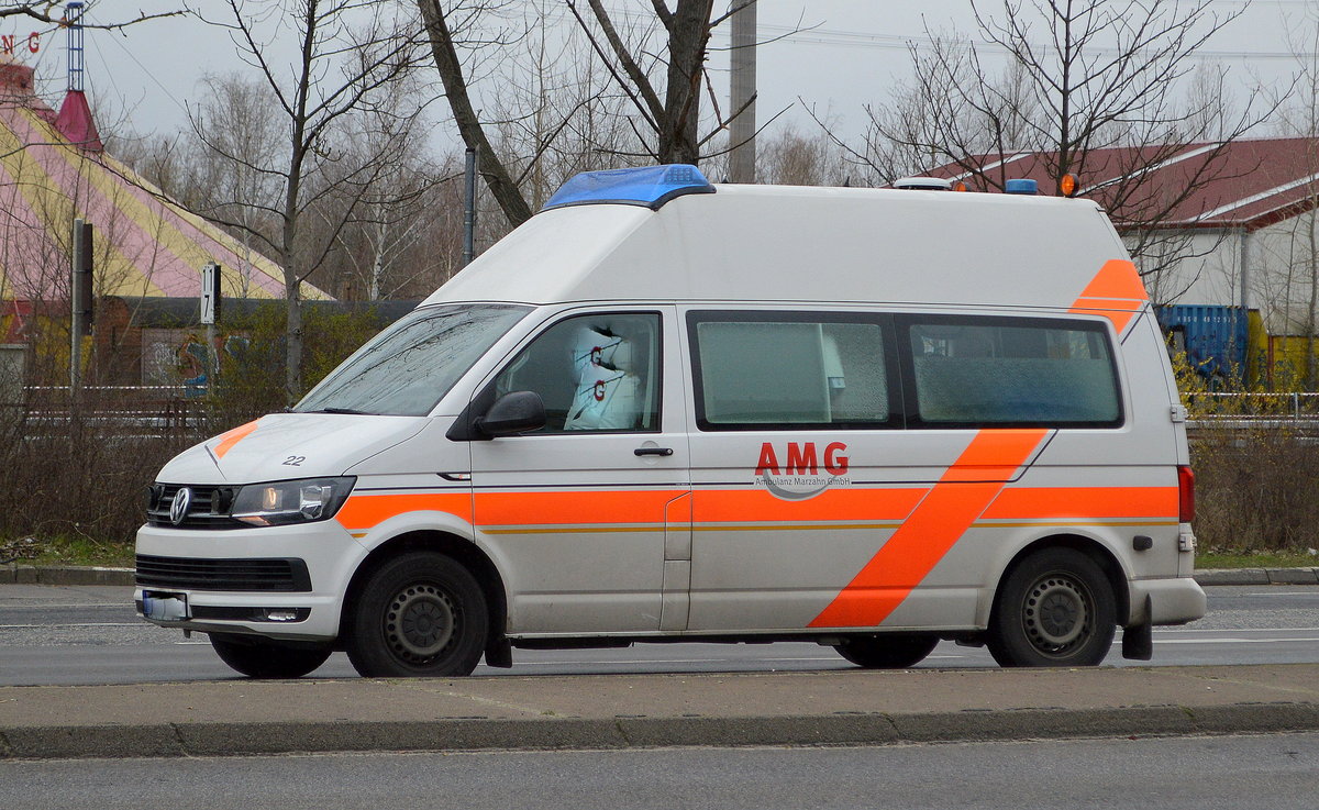 AMG Ambulanz Marzahn GmbH aus Berlin mit einem VW Krankentransportfahrzeug mit Hochdach am 13.03.20 Berlin Marzahn.