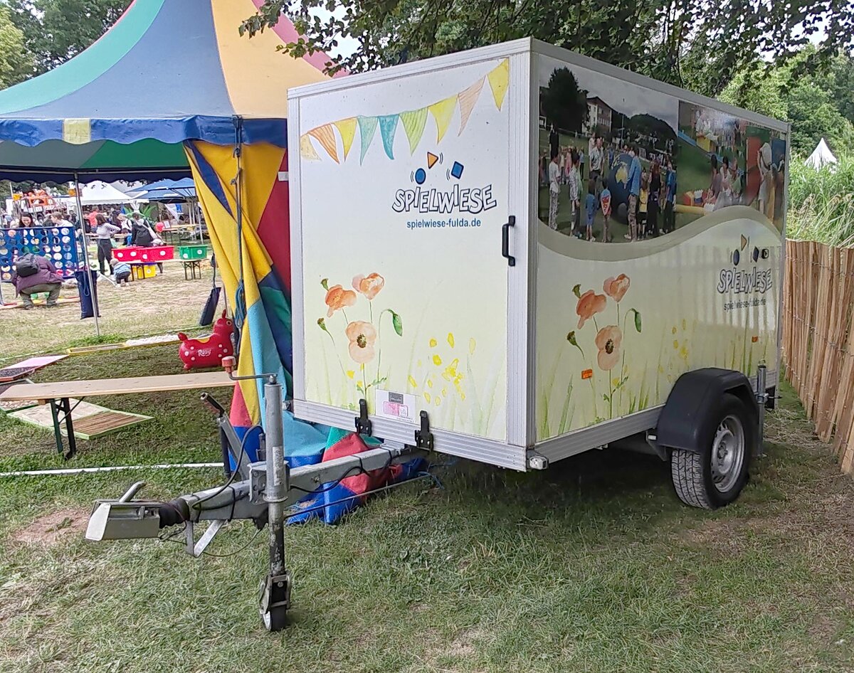 =Anh�nger der Spielwiese-Fulda steht auf einer Aktionsfl�che beim Hessentag in Fulda, 06-2026