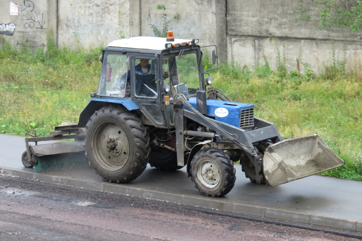 Anschließend ist auch noch der Gehweg dran. Dabei dürften dessen Tage auch gezählt sein, nachdem schon die Straße abgefräst wurde. Kolpino , 13.8.17