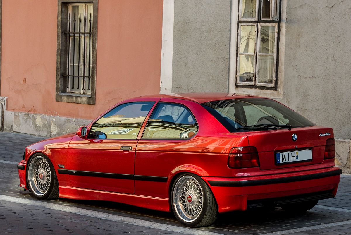 Anspruchsvoll getunerter BMW 3 Compact (Rückansicht), gesehen in der Burgviertel von Budapest am 28.08.2016.