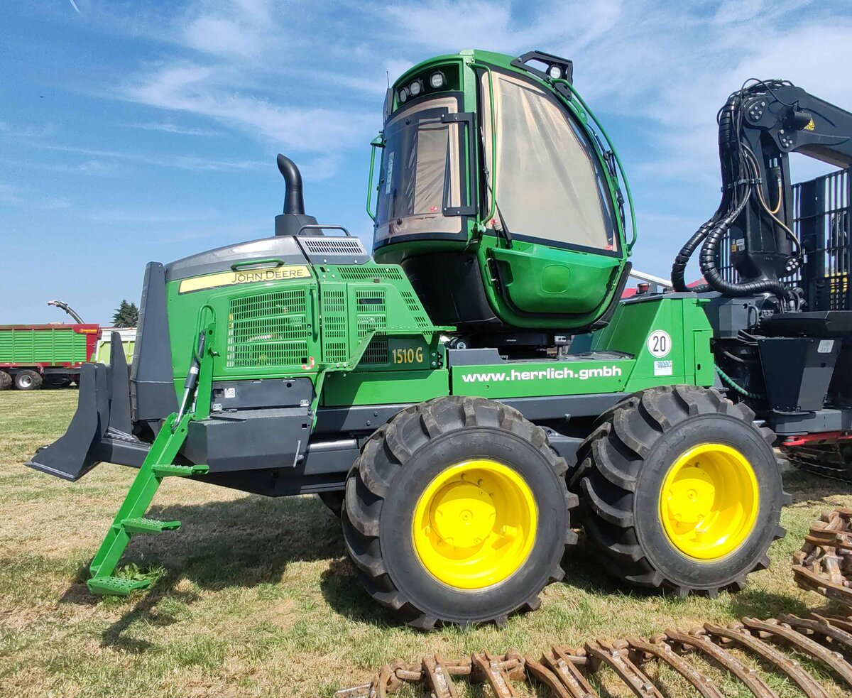 =Antriebseinheit und Bedienungskabine des John Deere Timberjack 1510 G, 225 PS, 6 Zyl.,  6800 ccm, ausgestellt beim Firmengeburtstag:  66 Jahre Lohnunternehmen HERRLICH  aus Langenbieber, 06-2026