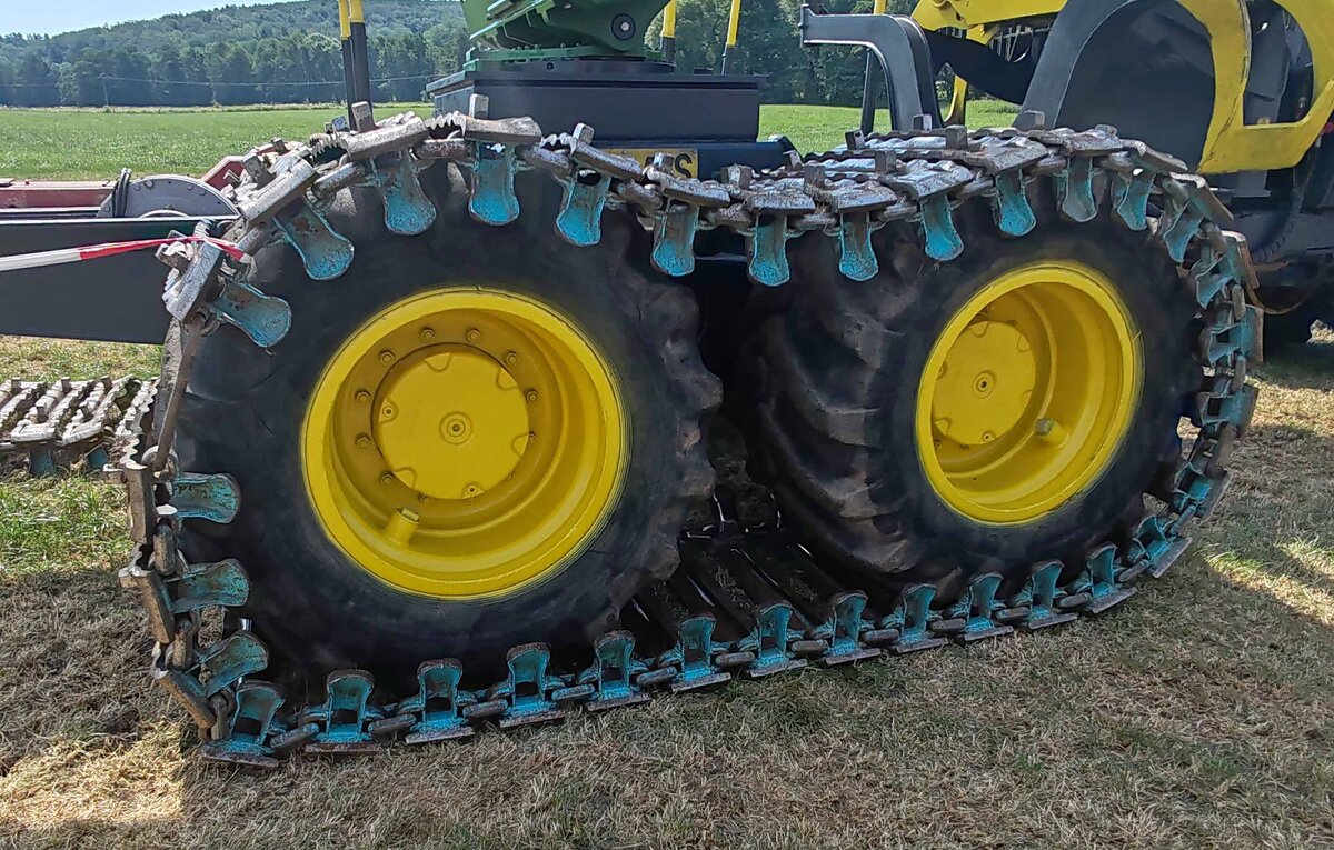 ==Antriebsketten des John Deere Timberjack 1510 G,  gesehen beim Firmengeburtstag:  66 Jahre Lohnunternehmen HERRLICH  aus Langenbieber, 06-2026