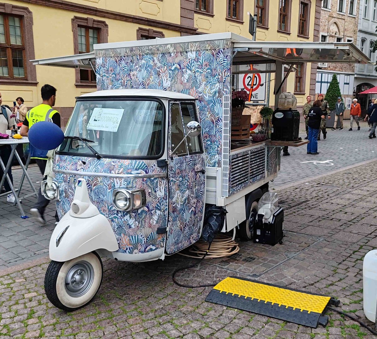 =Ape als Verkaufsstand anl. des Hessentages in der Innenstadt von Fulda, 06-2026