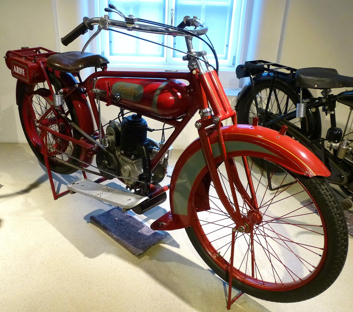 Ardie, Oldtimer-Leichtmotorrad der Ardie-Motoren-Werke AG Nürnberg, Baujahr 1923, 1-Zyl.2-Taktmotor mit 305ccm und 3PS, Riemenantrieb, NSU-Museum, Sept.2014 