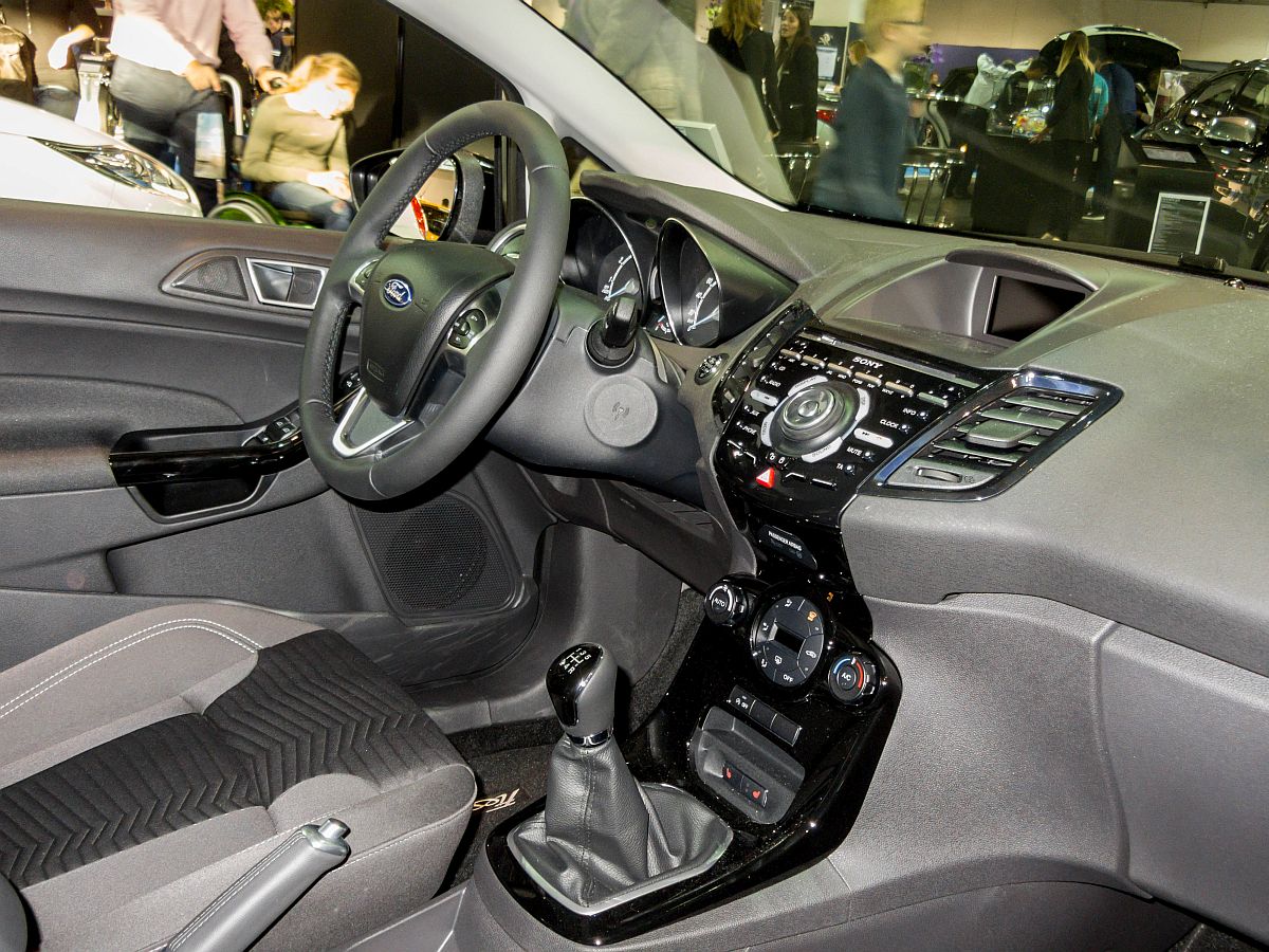 Armaturenbrett des Ford Fiesta, Sitzprobe auf dem Auto Zürich 2014.