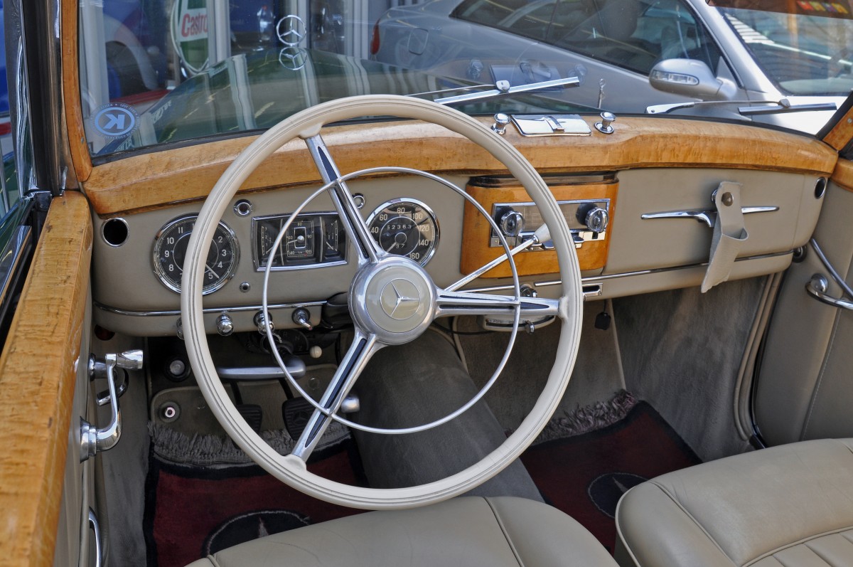 Armaturenbrett vom Mercedes Benz 220 Cabriolet mit Baujahr etwa um 1953. Die Aufnahme stammt vom 28.05.02015.