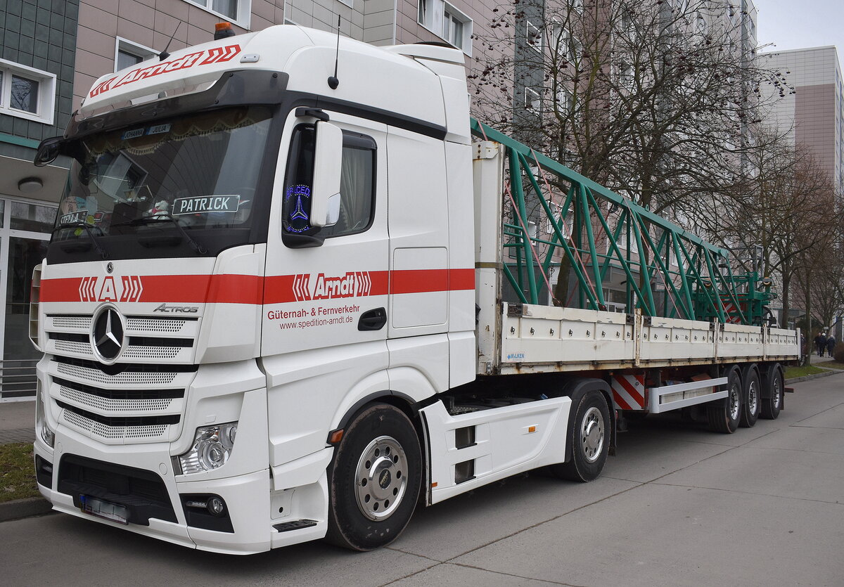 Arndt Güternah- und Fernverkehr GmbH mit einem Sattelzug mit MB ACTROS Zugmaschine und einem Hochkransegment beladen in einer Reihe von mehreren LKW die die Teile anliefern zum Hochkranaufbau am 14.02.23 Berlin Hohenschönhausen.