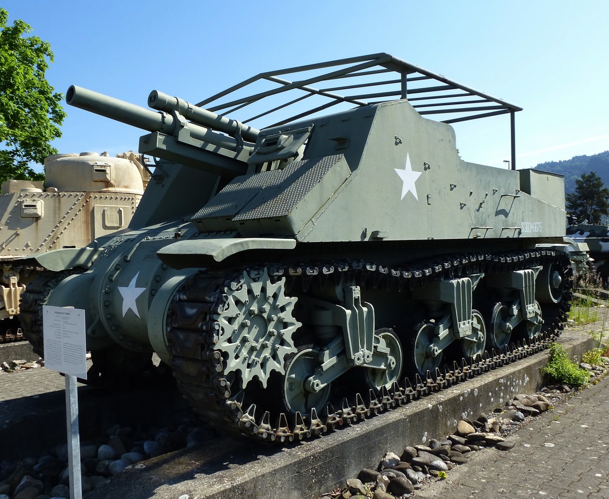 Artilleriepanzer M7  Priest , ab 1942 insgesamt 3490 Stück gebaut in den USA, 10,5cm Haubitze, 340PS, 40Km/h, Panzermuseum Thun, Mai 2015