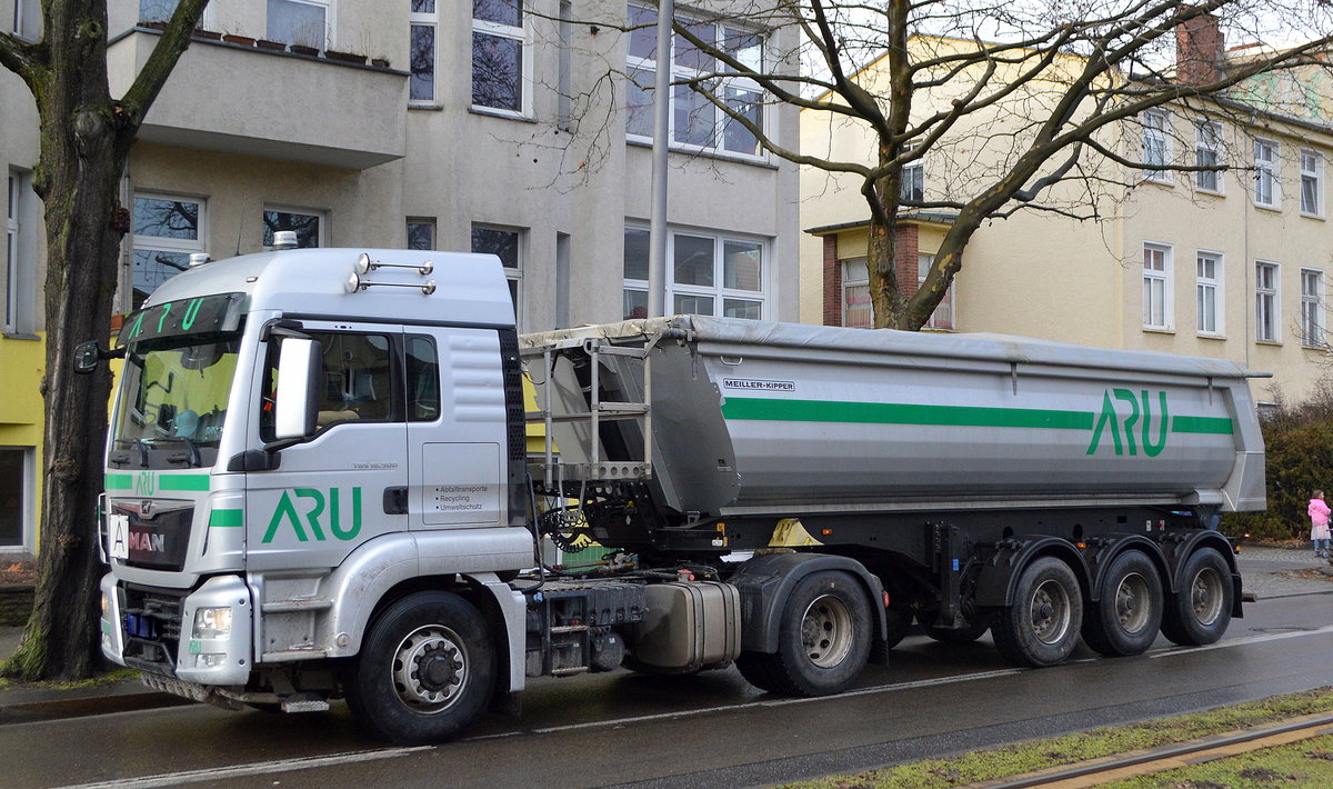 ARU Ges. für Abfalltransporte Recycling+ Umweltschutz mbH mit einem MAN TGS 18.500 Sattelkipper (MEILLER-KIPPER) am 03.02.21 Berlin-Karlshorst.