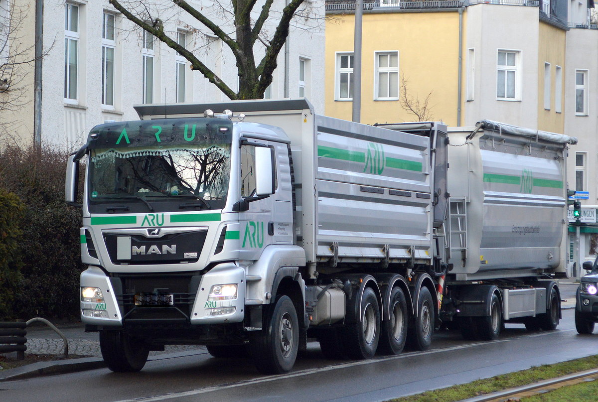 ARU Ges. für Abfalltransporte Recycling+ Umweltschutz mbH mit einem gewaltigen vierachsigen hochwandigem MAN TGS 28.500 Kipper (Selbstlader) mit Hänger am 03.02.21 Berlin Karlshorst.
