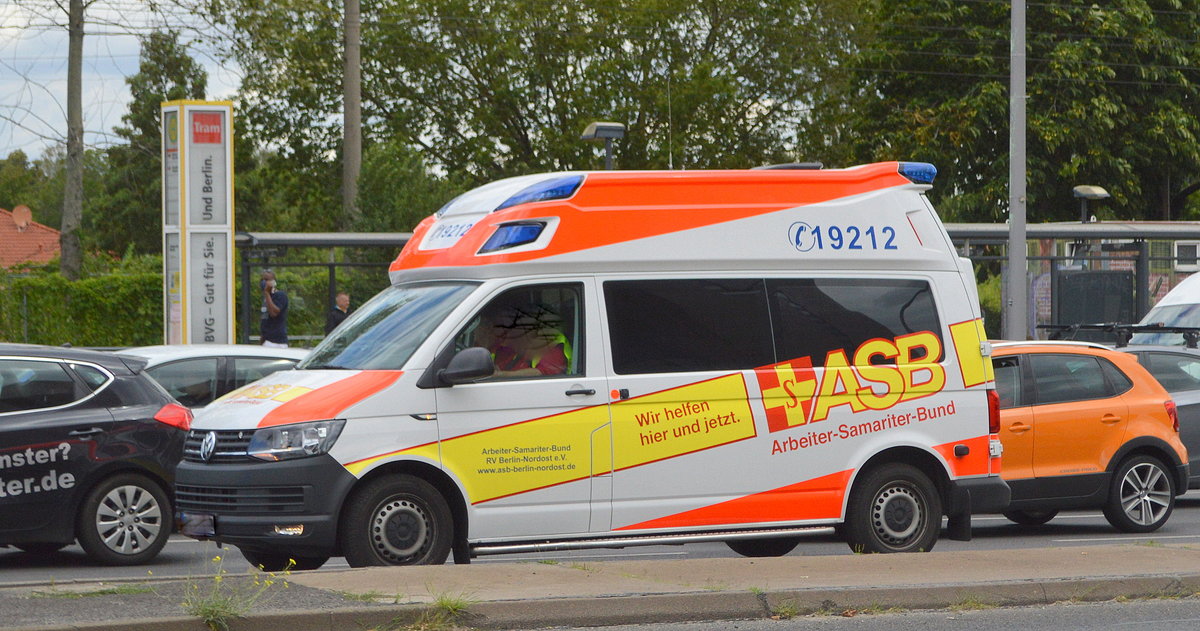 ASB - Arbeiter-Samariter-Bund (RV Berlin-Nordost e.V.) mit einem VW Krankentransportfahrzeug am 29.07.20 Berlin Marzahn.