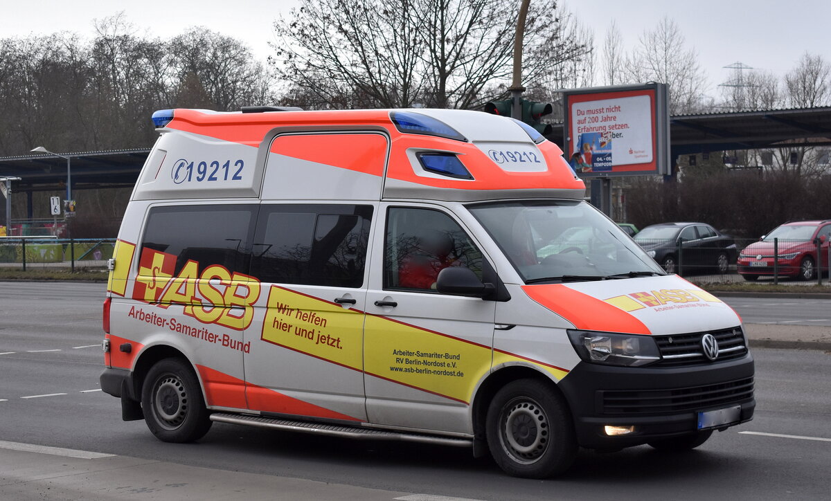 (ASB) Arbeiter-Samariter-Bund RV Berlin-Nordost e.V. mit einem VW Krankentransportfahrzeug am 02.03.23 Berlin Marzahn.