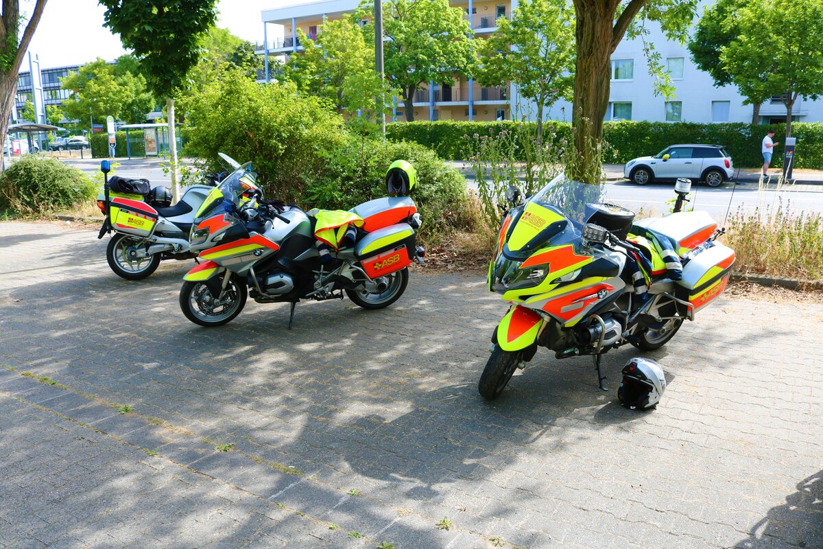 ASB BMW Motorräder am 18.06.22 bei der Bundesübung des ASB in Mainz am Bereitstellungsraum