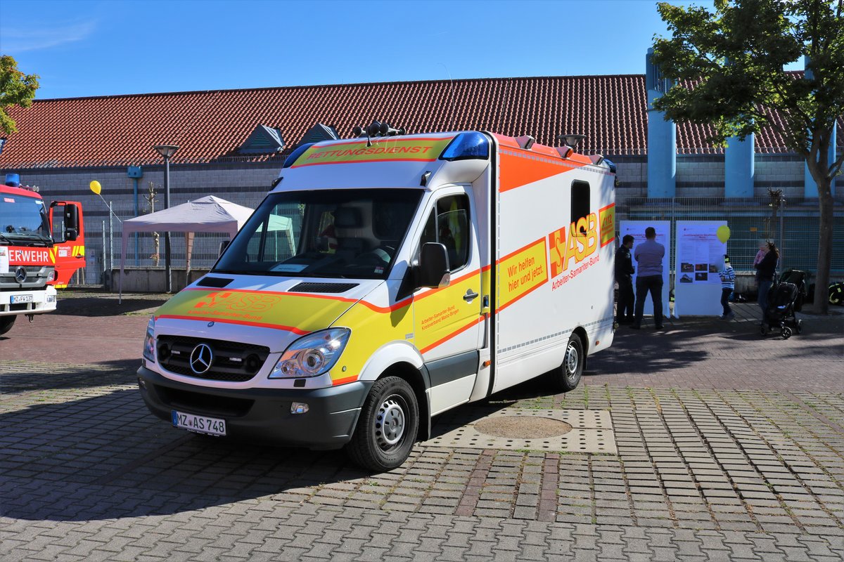 ASB Mainz Mercedes Benz Sprinter RTW am 08.08.18 beim Tag der offenen Tür an der Wache 1 der Feuerwehr