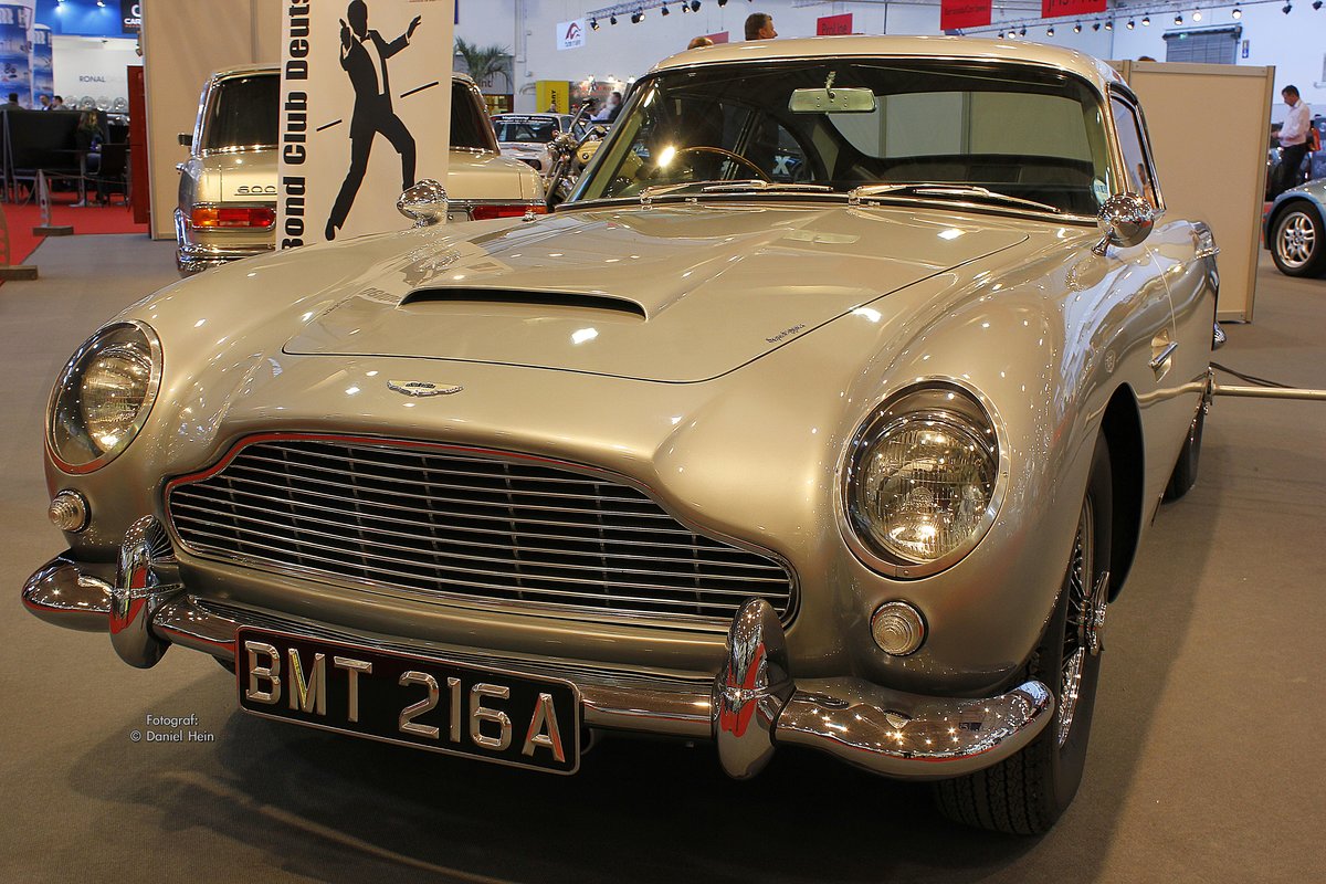 Aston Martin D5  James Bond  auf der Essen Motor Show 2015.