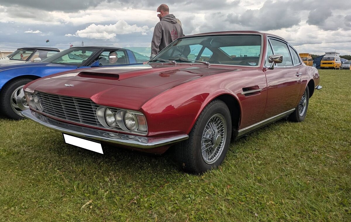 Aston Martin DBS, wie er von 1967 bis 1972 gebaut wurde. Das viersitzige Coupe bestach durch seine scharfen Karosserielinien. Die Karosserie wurde damals vom hauseigenen Designer William Towns (*1936 +1993) gezeichnet. Angetrieben wird dieser  DBS  im Farbton dubonnet red von einem V8-Motor mit einem Hubraum von 5340 cm� und einer Leistung von 286 PS. Castle Combe Vintage Show am 19.05.2024 in Wiltshire/England.