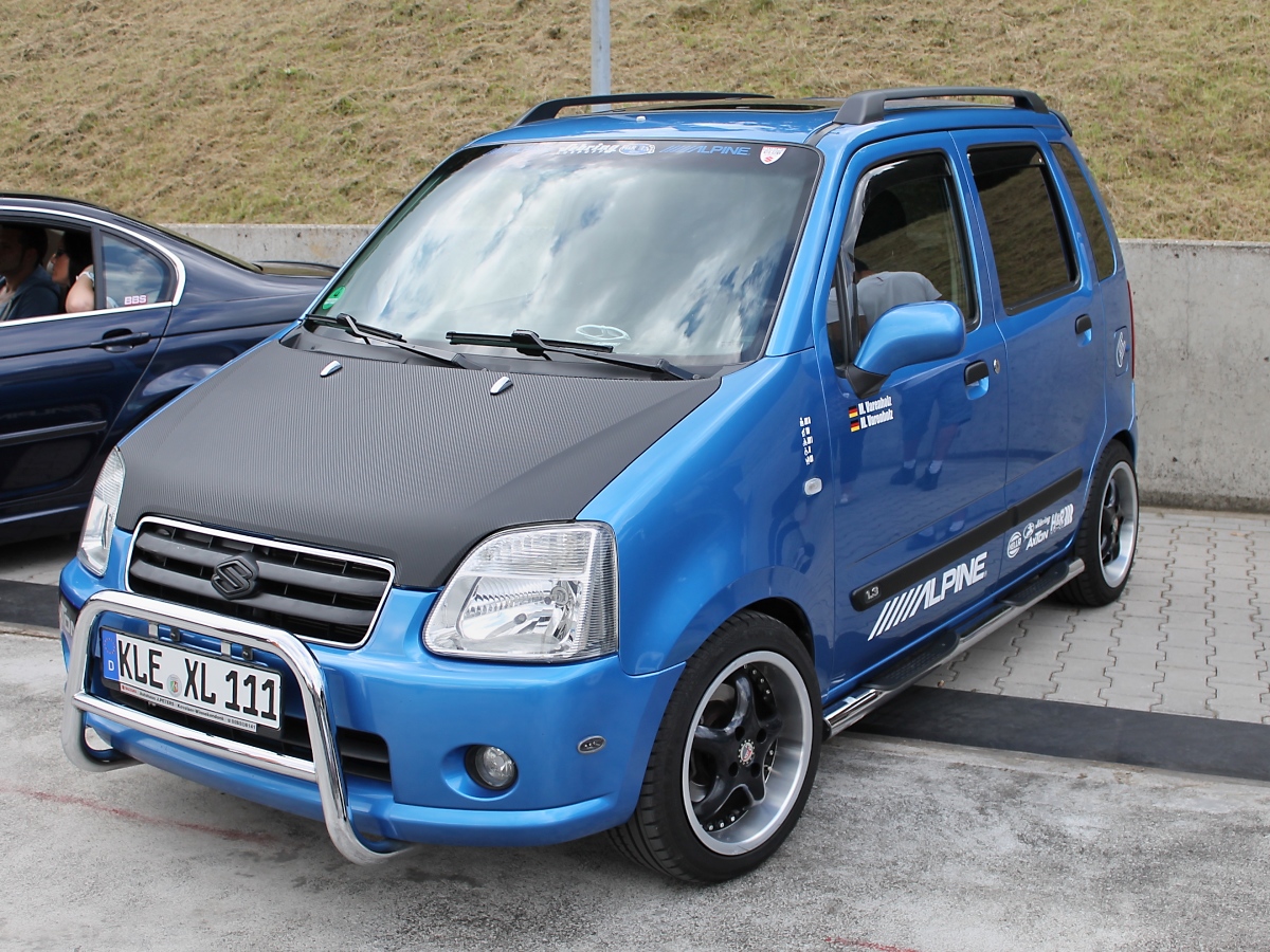 Auch einen Suzuki Wagon R+ kann man tunen - muss man nicht, aber man kann - bei den Grefrath Tuning Days, 11.8.2013 