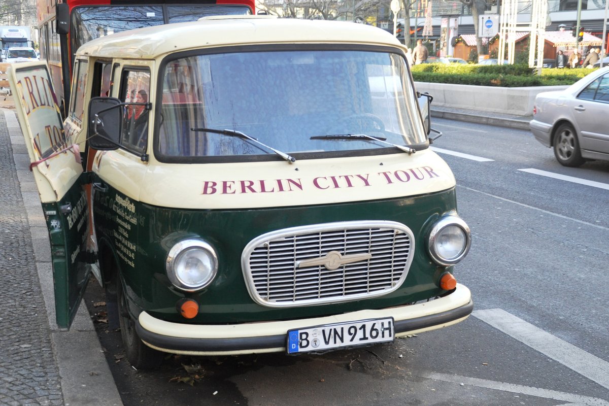 auch mit einem Barkas kann man Berlin besichtigen (Berlin/Deutschland, 27.11.2015)