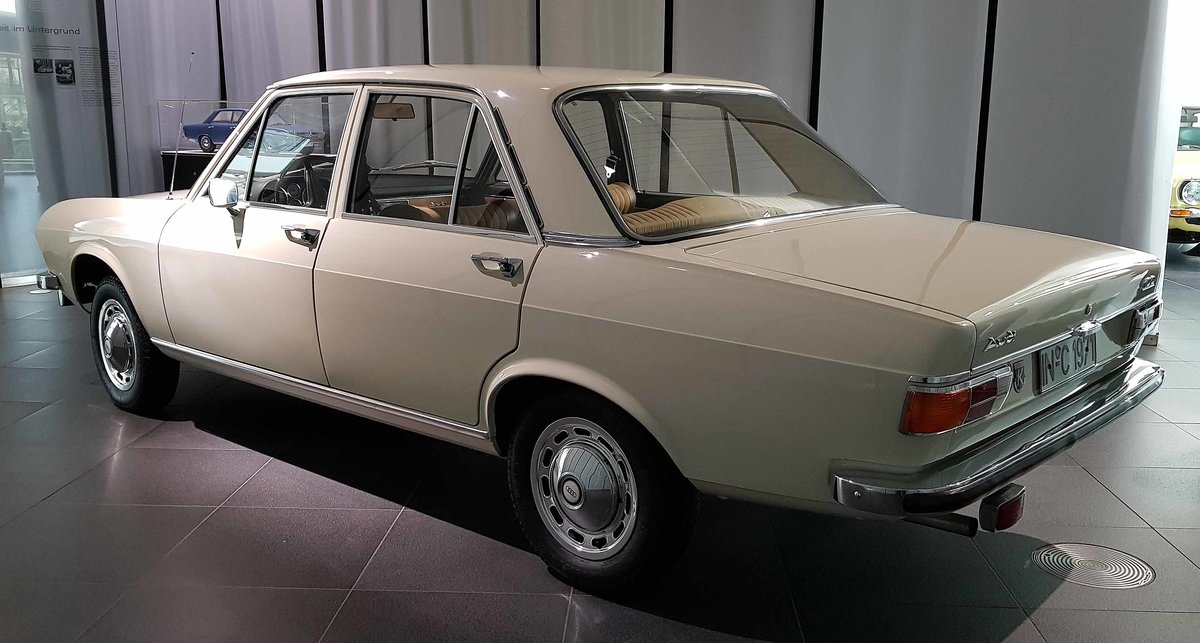=Audi 100, Bj. 1969, 1760 ccm, 80 PS, gesehen im Audi-Museum Ingolstadt im April 2019. Von dieser Modellreihe wurden von 1968 - 1976 827474 Fahrzeuge produziert.