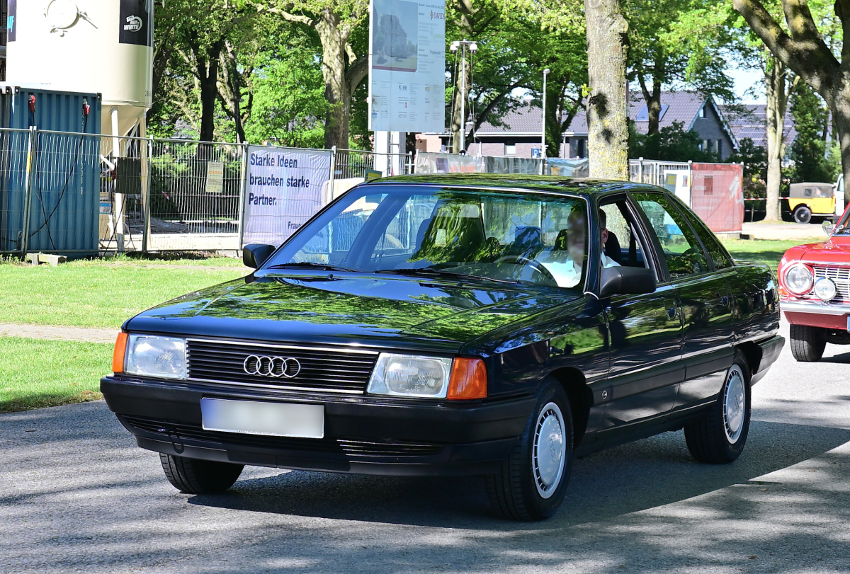 Audi 100 C3 Typ 44, am 1.5.2026 auf dem Weg zu Fr�hlingserwachen der Oldtimerfreunde Grenzland auf dem Loherhof in Geilenkirchen 