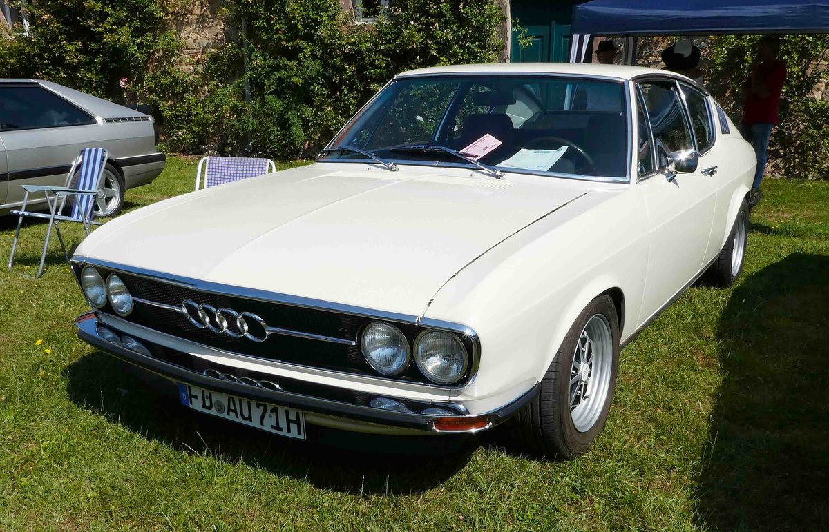 =Audi 100 Coupe S, Bj. 1971, 115 PS, ausgestellt bei Blech & Barock im Juli 2018 auf dem Gelände von Schloß Fasanerie bei Eichenzell