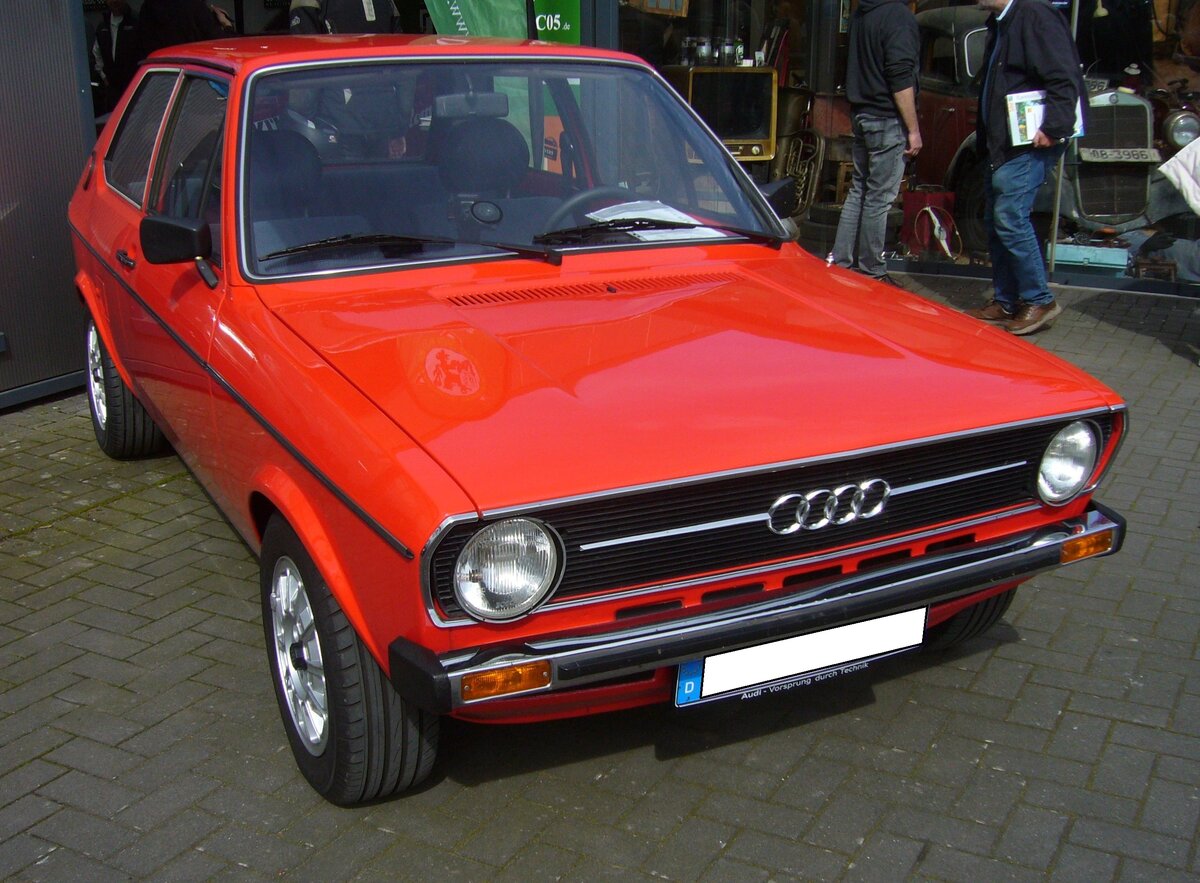 Audi 50LS im Farbton marsrot, produziert in den Jahren von 1974 bis 1978. Der Audi 50 war in den Varianten LS mit 50 PS und GL mit 60 PS erhältlich. Ab 1979 war nur noch der baugleiche VW Polo erhältlich. Oldtimertreffen beim Autohaus Voss in Rosendahl-Darfeld am 07.04.2024.