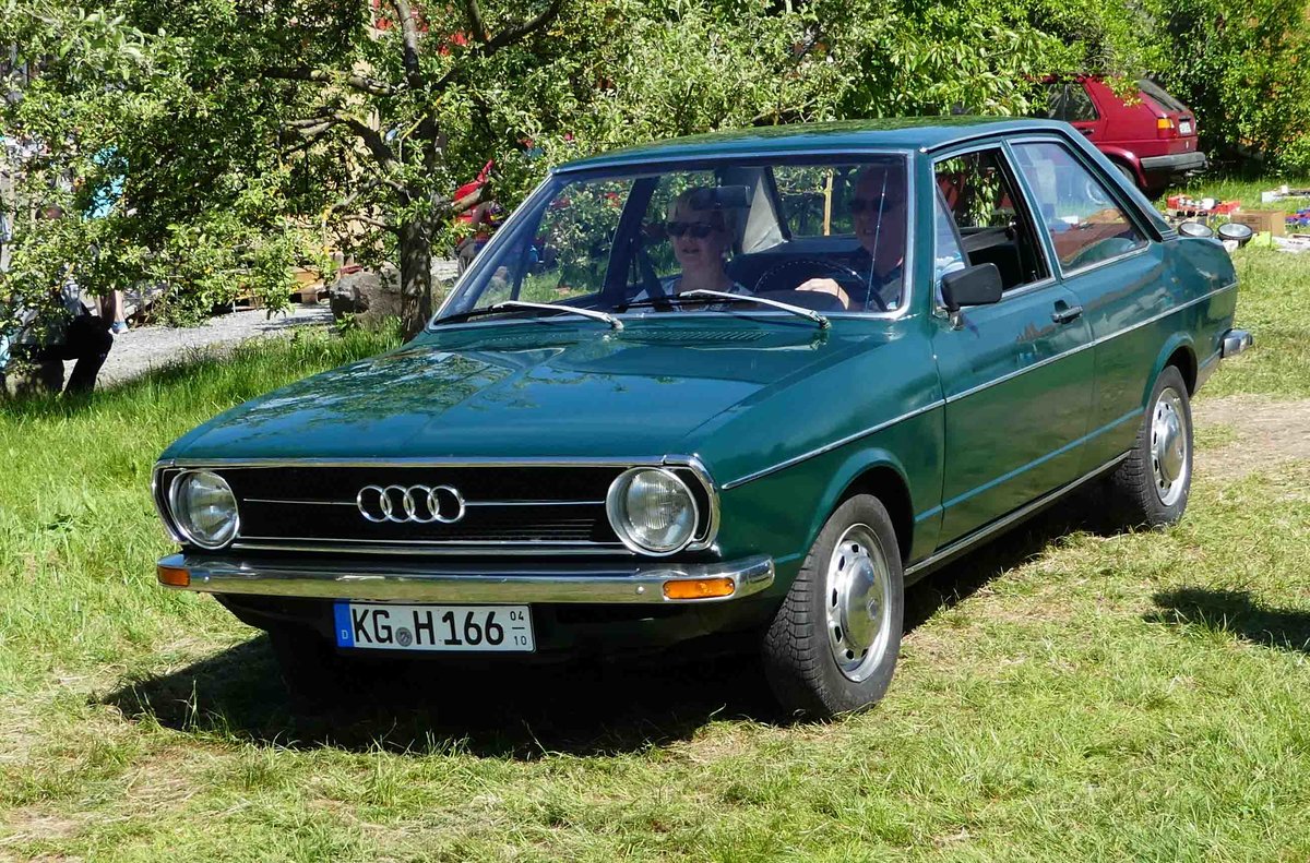 =Audi 80 B1 rollt zu seinem Standplatz bei der Oldtimerausstellung in Thalau im Mai 2017