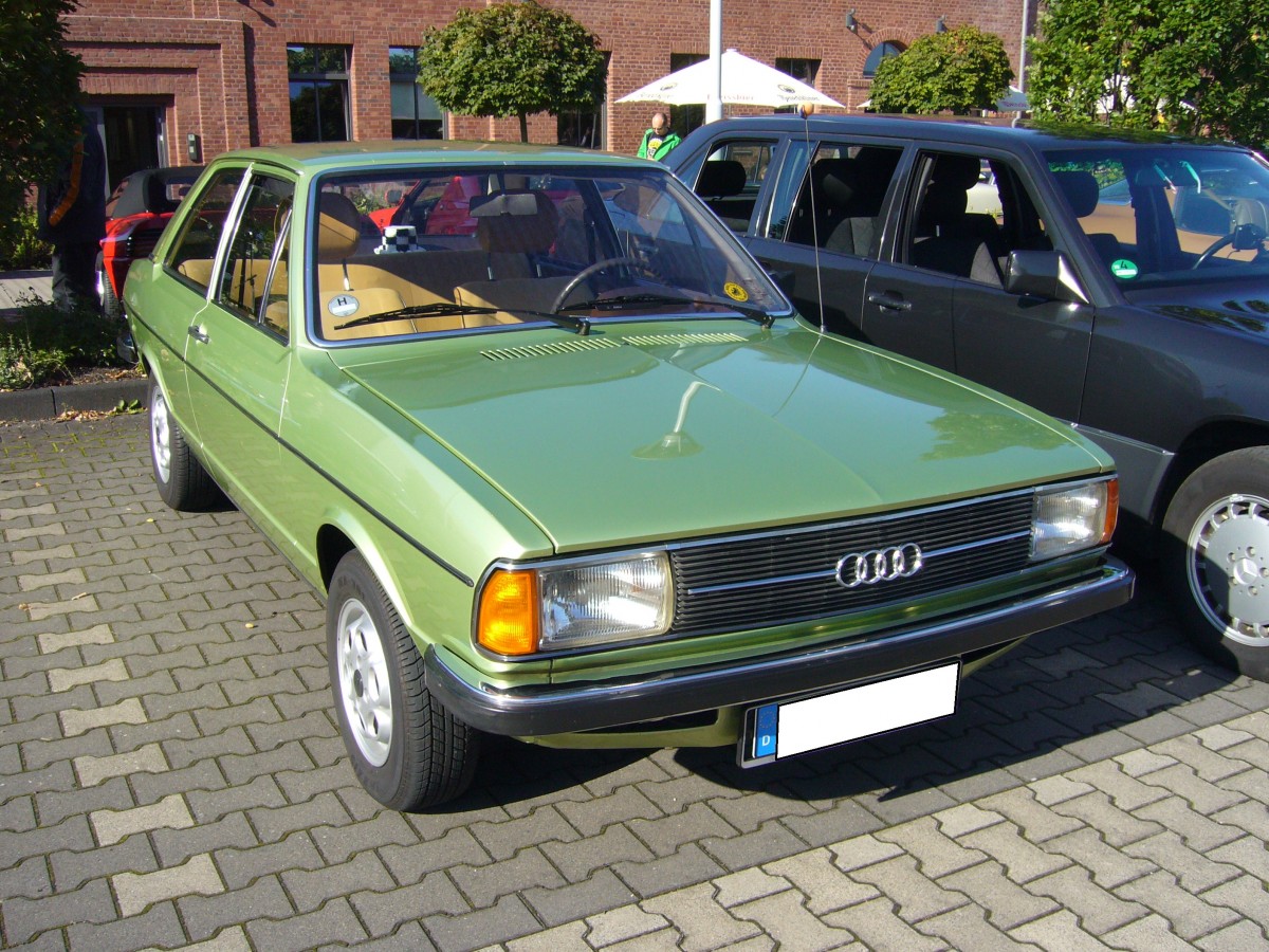 Audi 80 B1 Typ 82. 1976 - 1978. Der 80´er wurde bereits 1972 vorgestellt. Der Typ 82 war das letzte Modell dieser Baureihe. Der 4-Zylinderreihenmotor mit 1588 cm³ Hubraum war, je nach Vergaserbestückung, mit 55, 75, 85 oder 110 PS lieferbar. Prinz-Friedrich-Oldtimertreffen am 27.09.2015 in Essen.