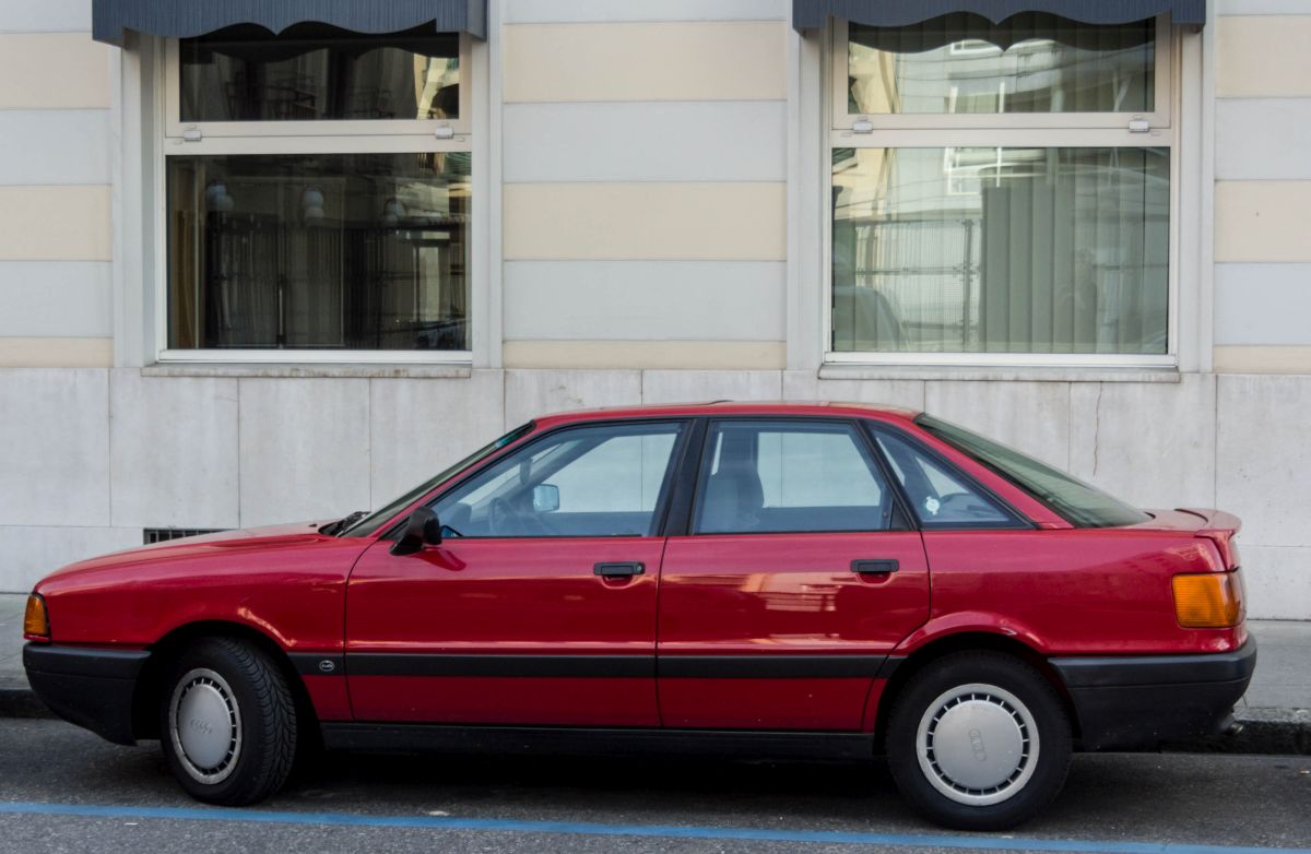 Audi 80 B3, Seitenansicht. Das Auto ist in einem sehr schönen Zustand! Foto: 07.03.2015