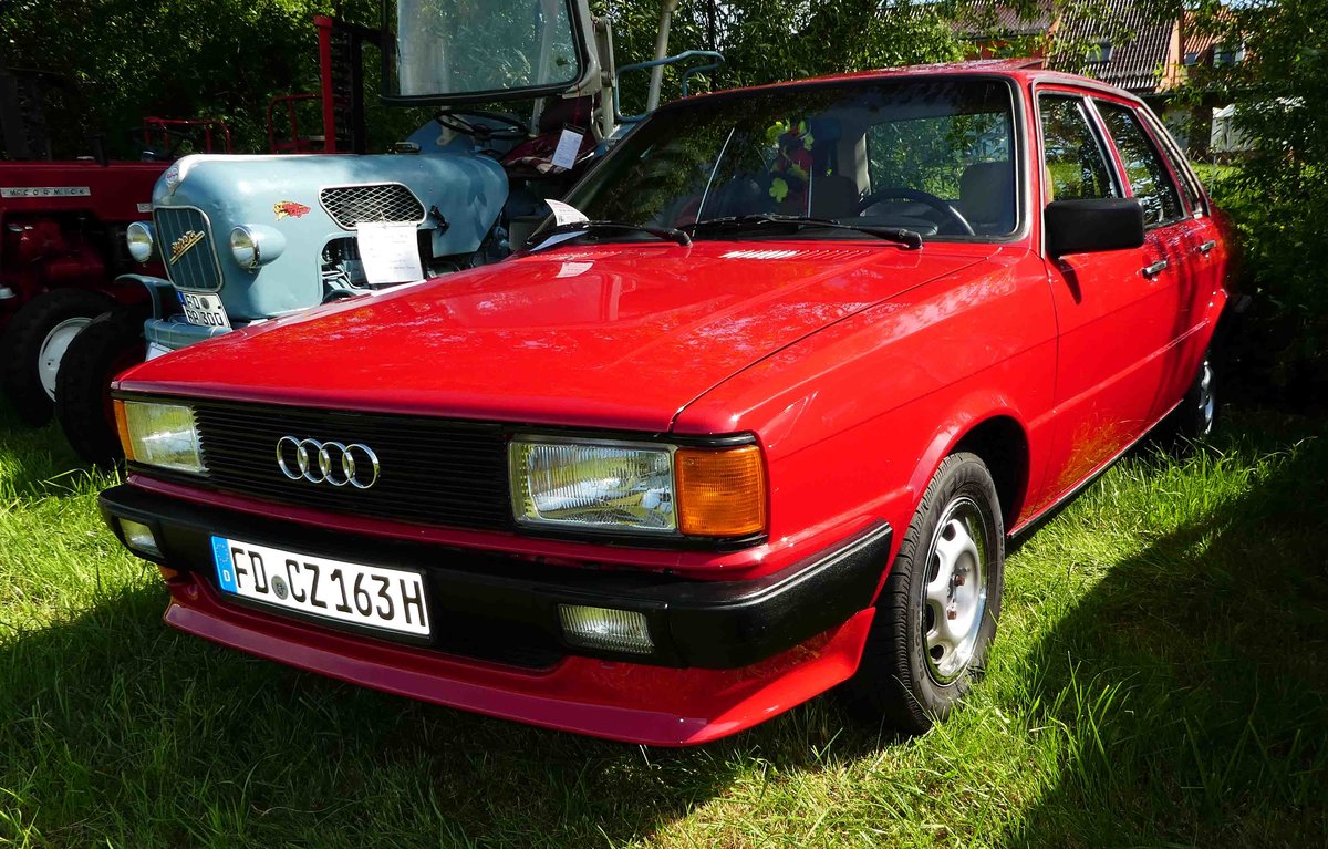 =Audi 80 steht bei der Oldtimerausstellung in Thalau im Mai 2017