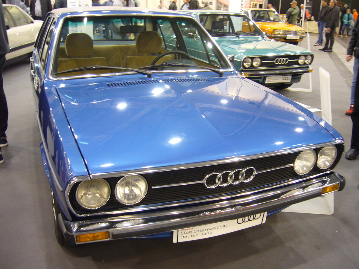 Audi 80GL Typ B1 im Farbton anconablaumetallic. Audi 80GL vom Typ 80 B1, gebaut in den Jahren von 1972 bis 1975. Der Vierzylinderreihenmotor leistet 85 PS aus einem Hubraum von 1588 cm³. Die Höchstgeschwindigkeit des Audi 80GL gaben die Ingolstädter damals mit 166 km/h an. Ab der GL-Version war die Audi 80 Modelle mit vorderen Doppelscheinwerfern ausgerüstet. Techno Classica Essen am 13.04.2023.