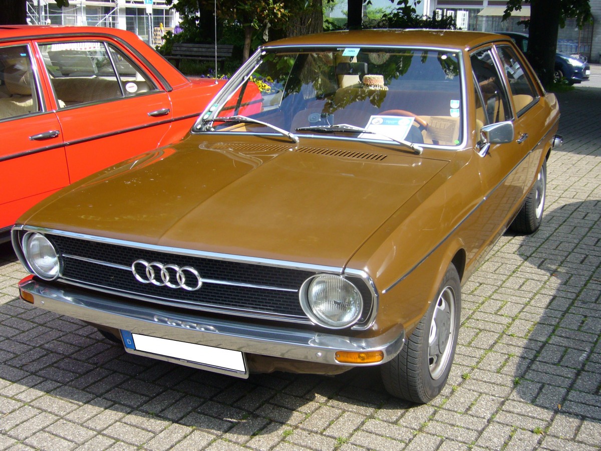 Audi 80L. 1972 - 1976. Hier wurde ein hervorragender B1 in der L-Ausführung abgelichtet. Der 4-Zylinderreihenmotor leistet 55 PS aus 1297 cm³ Hubraum. 7. Kettwiger Oldtimerfrühling am 01.05.2014.