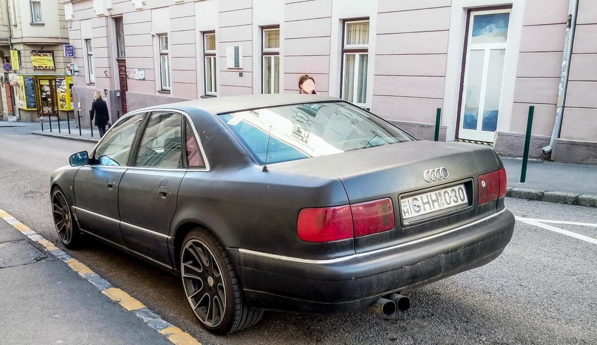 Audi A8, der ersten Generation. Foto: Pécs, Frühling von 2019.