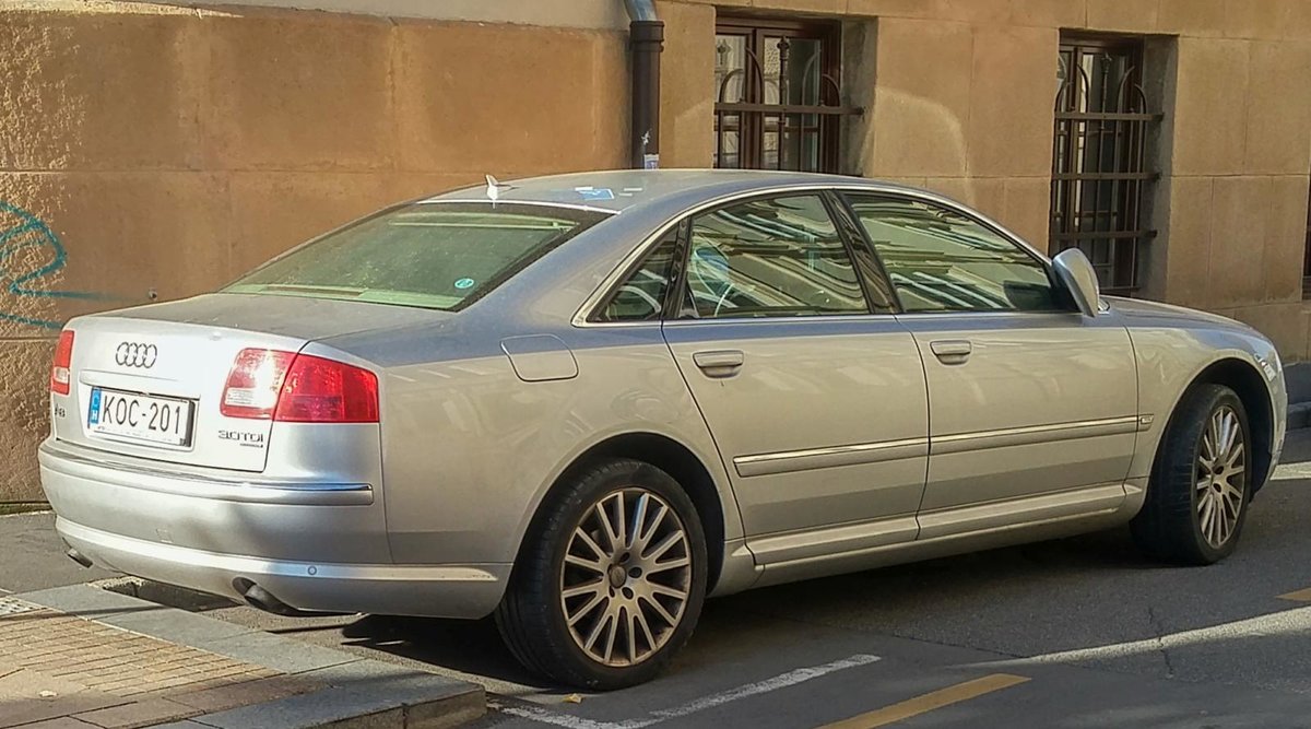 Audi A8 von hinten, gesehen in Pécs (HU) Oktober, 2019.