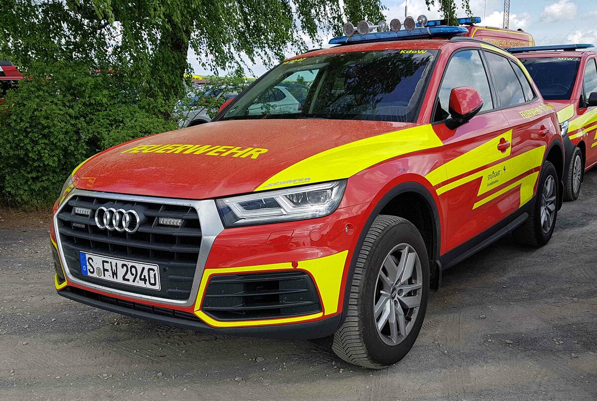 =Audi Q 5 als Kommandowagen der Branddirektion STUTTGART, steht auf dem Parkplatzgelände der RettMobil 2022 in Fulda, 05-2022