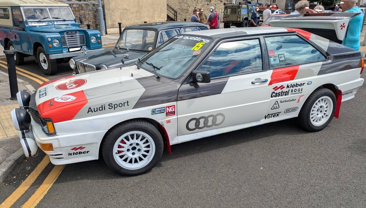 Audi Quattro A2 Rallyewagen der Gruppe B aus dem Jahr 1983 in der markanten wei�-rot-schwarzen Lackierung, den Sponsorenlogos und der rallyespezifischen Ausr�stung. Ein solcher Gruppe-B-Wagen errang 1984 einen historischen Sieg bei der Rallye Monte Carlo. Der Turbo aufgeladene F�nfzylinderreihenmotor hat einen Hubraum von 2109 cm� und kann bis zu 360 PS leisten. Brynmawr Classic Car Show/South Wales am 26.07.2026.